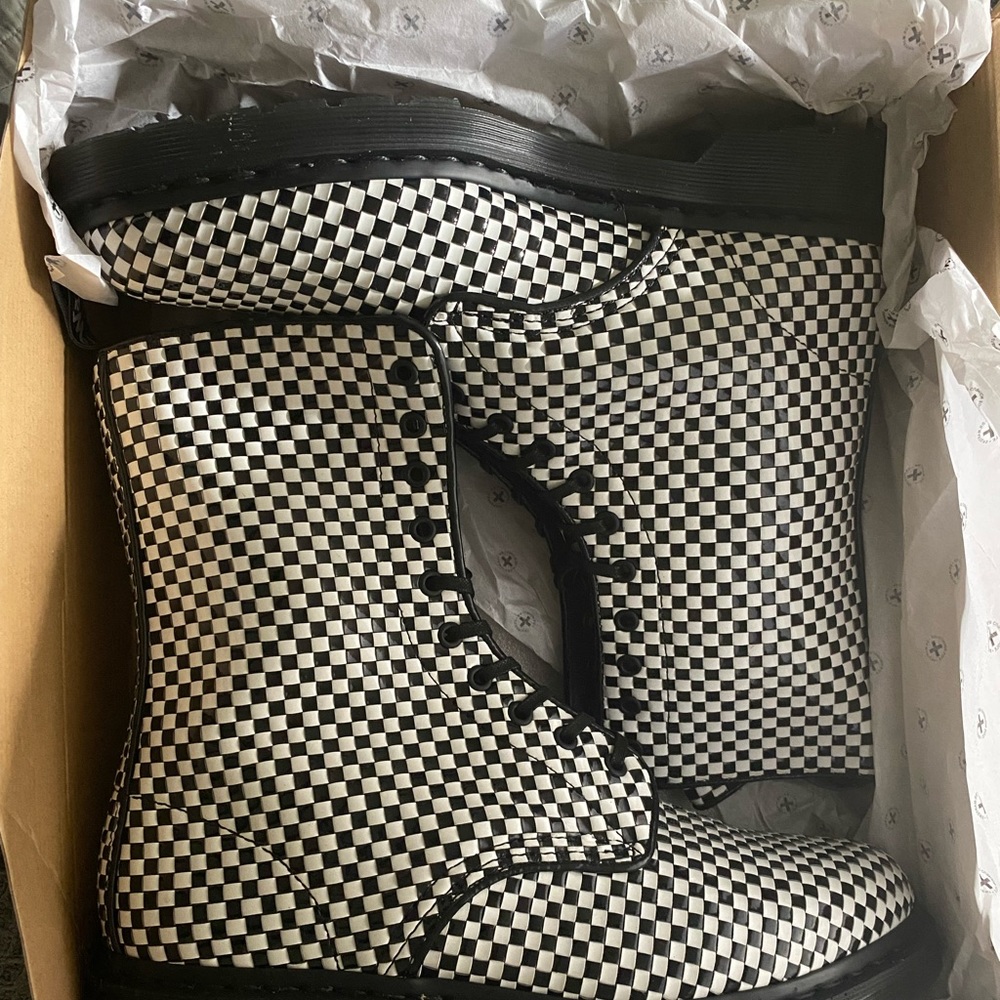 DR. MARTENS AVERY B&W INTERWEAVE WOVEN BOOT Brand 10 eye Pascal boots. US 12